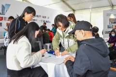 生的同事当天订购了一套沙发、一张床和一张床